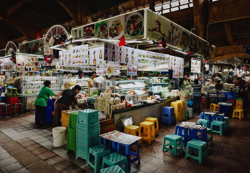 Bàn nướng đông khách tại Nem Nướng Miền Tây
